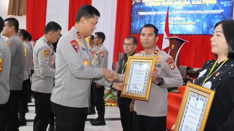 TargetNews.ID/Redaksi/Foto/Polres Pulang Pisau kembali menunjukkan konsistensinya sebagai satuan kerja berprestasi. Pada kegiatan Rapat Koordinasi Pembinaan (Rakorbin) SDM dan PNS Polri Tahun Anggaran 2025 yang berlangsung di Gedung Graha Bhayangkara Polda Kalteng, Selasa (18/11/2025),Polres Pulang Pisau berhasil menyabet penghargaan tertinggi Indeks Profesionalitas SDM Polri Semester I Tahun 2025.