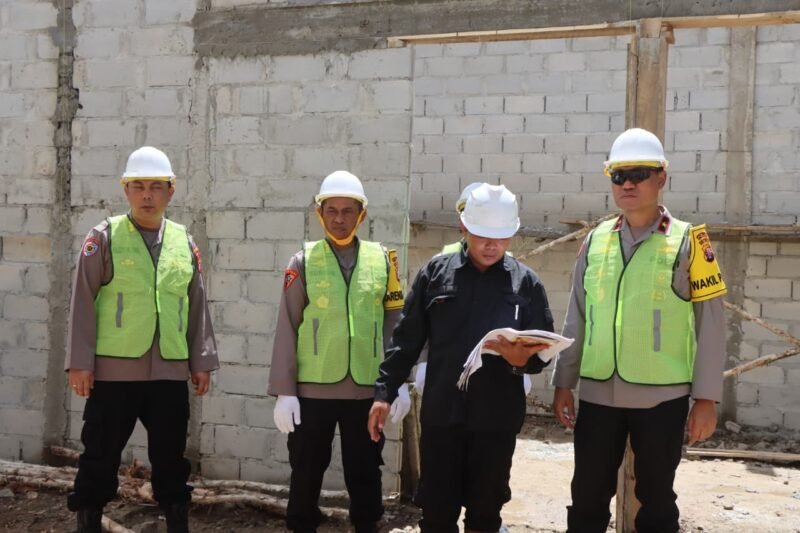 TargetNews.ID/Redaksi/Foto/Wakapolda Kalimantan Tengah Brigjen Pol Dr. Rakhmad Setyadi, S.I.K., S.H., M.H., melakukan kunjungan dan peninjauan langsung ke Bangunan Satuan Pelayanan Pemenuhan Gizi (SPPG) Polres Pulang Pisau 2 yang berlokasi di Desa Pangkoh, Kecamatan Pandih Batu, Kabupaten Pulang Pisau, Selasa (18/11/2025) siang.