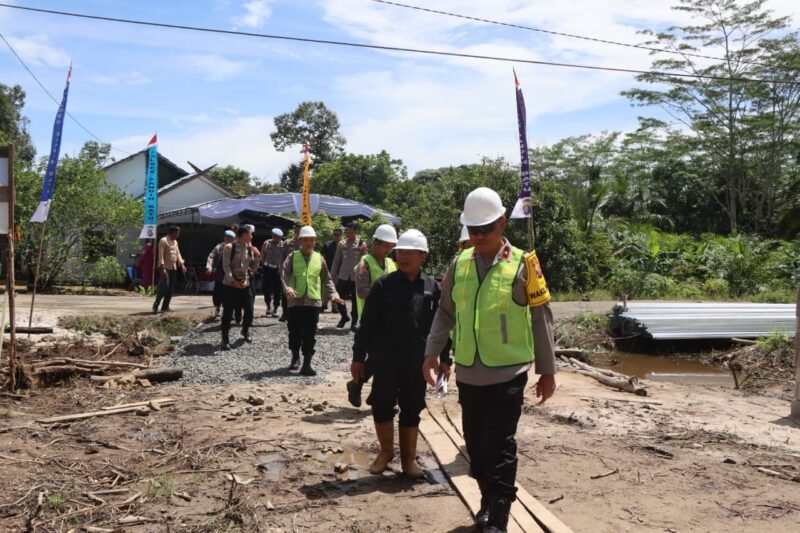 TargetNews.ID/Redaksi/Foto/Wakapolda Kalimantan Tengah Brigjen Pol Dr. Rakhmad Setyadi, S.I.K., S.H., M.H., menegaskan bahwa keberadaan Satuan Pelayanan Pemenuhan Gizi (SPPG) merupakan wujud nyata komitmen Polri dalam mendukung peningkatan kesehatan masyarakat. Hal ini disampaikannya saat meninjau Bangunan SPPG Polres Pulang Pisau 2 di Desa Pangkoh, Kecamatan Pandih Batu, Kabupaten Pulang Pisau, Selasa (18/11/2025) siang.