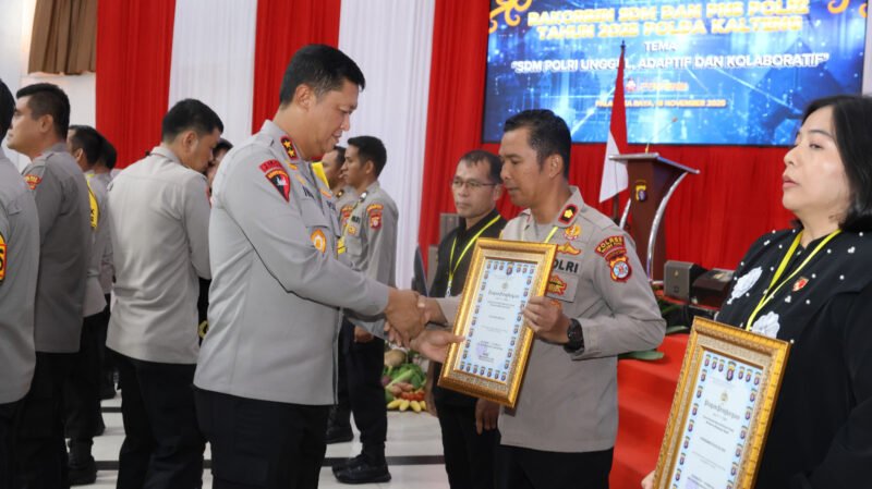 TargetNews.ID/Redaksi/Foto/Rasa bangga kembali menyelimuti jajaran Polres Pulang Pisau setelah berhasil meraih Juara 1 Lomba Indeks Profesionalitas SDM Polri Semester I Tahun 2025. Prestasi gemilang ini diumumkan dalam kegiatan Rapat Koordinasi Pembinaan (Rakorbin) SDM dan PNS Polri Tahun Anggaran 2025 yang digelar di Gedung Graha Bhayangkara Polda Kalteng pada Selasa (18/11/2025).