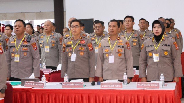 TargetNews.ID/Redaksi/Foto/Polres Pulang Pisau kembali menorehkan prestasi membanggakan di jajaran Polda Kalteng. Pada kegiatan Rapat Koordinasi Pembinaan (Rakorbin) SDM dan PNS Polri Tahun Anggaran 2025 yang digelar di Gedung Graha Bhayangkara Polda Kalteng, Selasa (18/11/2025), Polres Pulang Pisau berhasil meraih Juara 1 Lomba Indeks Profesionalitas SDM Polri Semester I Tahun 2025.