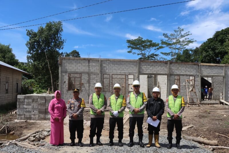TargetNews.ID/Redaksi/Foto/Wakapolda Kalimantan Tengah Brigjen Pol Dr. Rakhmad Setyadi, S.I.K., S.H., M.H., melakukan peninjauan langsung terhadap Bangunan Satuan Pelayanan Pemenuhan Gizi (SPPG) Polres Pulang Pisau 2 yang berlokasi di Desa Pangkoh, Kecamatan Pandih Batu, Kabupaten Pulang Pisau, Selasa (18/11/2025) siang.