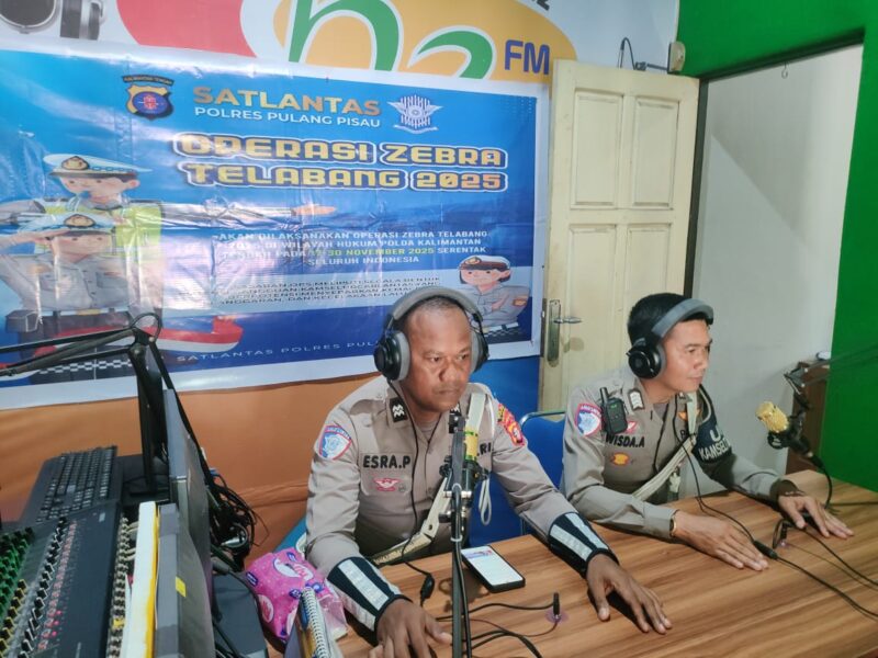 TargetNews.ID/Redaksi/Foto/Satuan Lalu Lintas (Sat Lantas) Polres Pulang Pisau melalui Unit Kamsel kembali melakukan edukasi kepada masyarakat terkait pentingnya keselamatan berlalu lintas. Sosialisasi kali ini digelar melalui siaran Radio Pemerintah Pulang Pisau, H2FM 94,1 MHz, pada Selasa (18/11/2025), dalam rangka mendukung pelaksanaan Operasi Zebra Telabang 2025.