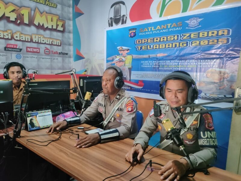 TargetNews.ID/Redaksi/Foto/Satuan Lalu Lintas (Sat Lantas) Polres Pulang Pisau kembali mengedukasi masyarakat mengenai pentingnya keselamatan berlalu lintas melalui media radio, sebagai bagian dari rangkaian Operasi Zebra Telabang 2025. Sosialisasi tersebut digelar pada Selasa (18/11/2025)