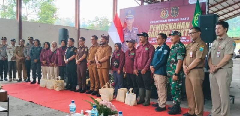 Foto ist: Kejaksaan Negeri Batu, Walikota Bati,Wawali Batu,Polres Batu,Kodim 0818, DLH, dan OPD lainnya. Menyaksikan pemusnahan barang bukti .di TPA Tlekung.