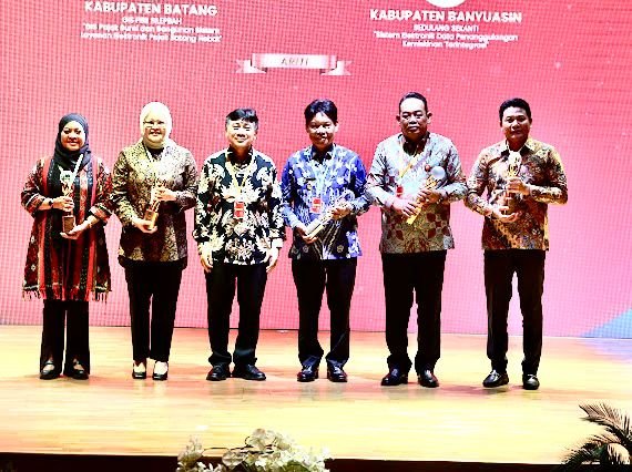TargetNews.ID/Antok/Foto/Pemerintah Kabupaten Sidoarjo kembali mencatatkan prestasi di tingkat nasional. Pada Selasa, (18/11) Kabupaten Sidoarjo dianugerahi penghargaan Bhumandala Kanaka (Emas) untuk kategori Pemerintah Kabupaten atas inovasi dari Badan Informasi Geospasial.
