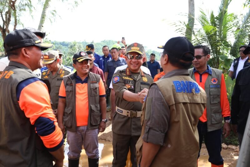 Foto: Tinjau Penanganan Longsor di Cilacap, Mendagri: Penanganannya Sudah Sistematis