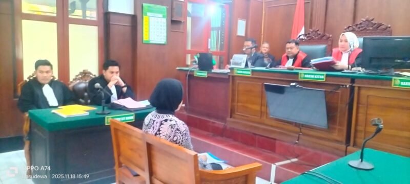 Foto: kembali digelar diruang Tirta, Pengadilan Negeri (PN) Surabaya, dengan agenda pembacaan duplik dari terdakwa dr Meiti Muljanti setelah dituntut selama 6 bulan penjara, Selasa (18/11/25).