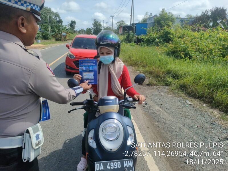 Polres Pulang Pisau Gelar Pembagian Brosur Kamseltibcarlantas, kepada Masyarakat