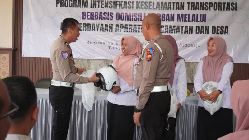 SATLANTAS POLRESTA SIDOARJO BERIKAN SOSIALISASI, DI LOKASI BLACKSPOT UNTUK TEKAN FATALITAS KORBAN KECELAKAAN PADA OPS ZEBRA SEMERU 2025