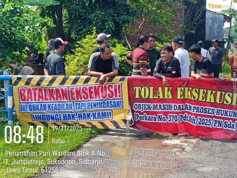 Foto: puluhan warga. Eksekusi ini digelar Rabu, 19 November 2025 pukul 09.00 WIB berdasarkan surat pemberitahuan No. 2217/PAN.PN.W14.U8/1K.2/10/2025 yang ditandatangani Panitera Rudy Hartono, S.H., M.H.