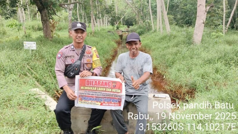 Personel Polsek Pandih Batu sambangi warga dan Memberikan himbauan Tentang Larangan Membakar hutan dan lahan.