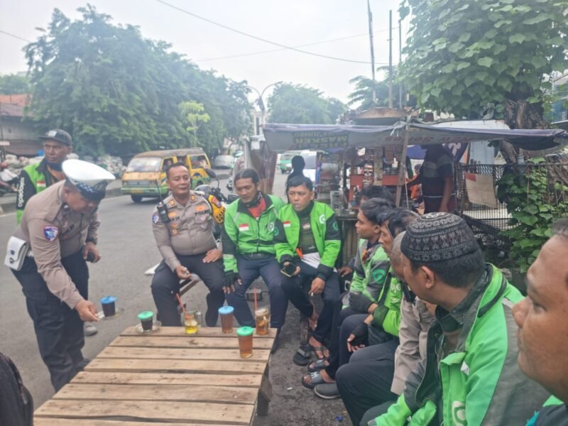 Foto: Wujud Sinergi Polres Pelabuhan Tanjung Perak Gandeng Komunitas Ojol, Sosialisasikan Ops Zebra Semeru 2025, di Stasiun Semut