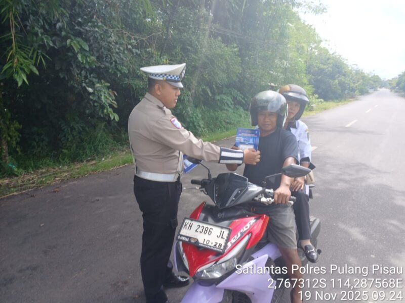 Foto: Polres Pulang Pisau Gelar Pembagian Brosur Kamseltibcarlantas, kepada Masyarakat