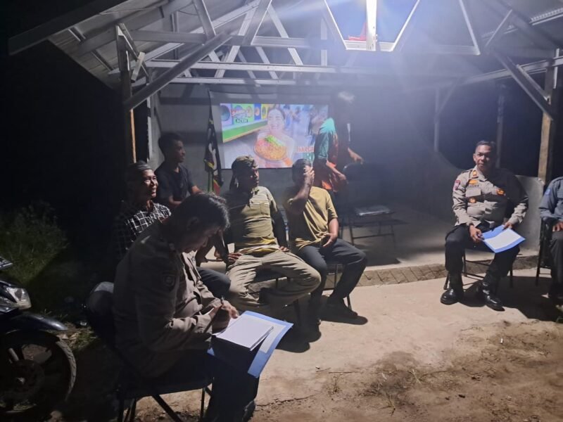 Foto: Cegah Karhutla, Personil Sat Binmas Polres Pulang Pisau memberikan himbauan dilarang membakar hutan dan lahan secara sembarangan kepada masyarakat