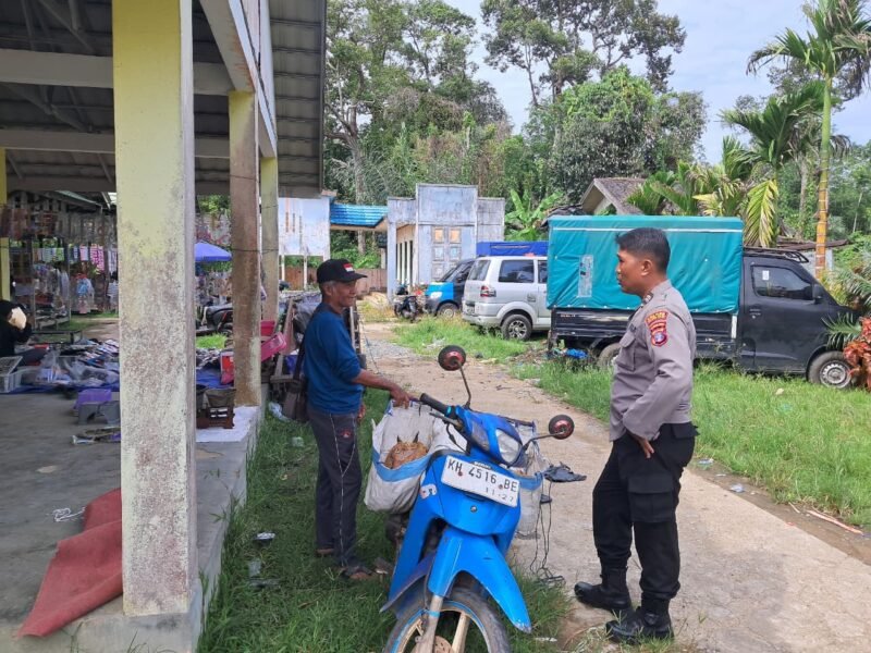 Foto: PERSONEL SATBINMAS POLRES PULANG PISAU SAMPAIKAN HIMBAUAN CEGAH PREMANISME DI TENGAH MASYARAKAT