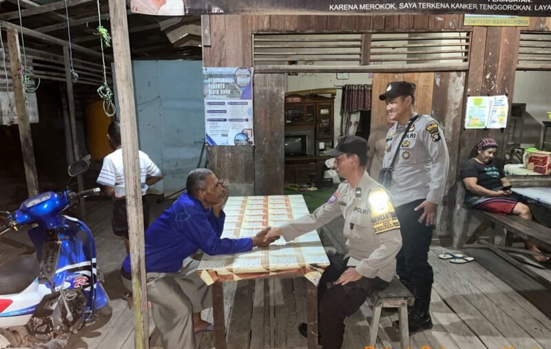 Foto: Sambangi Warga Dengan Humanis, personel Polsek Sebangau Kuala Sampaikan Pesan Kamtibmas kepada Warganya