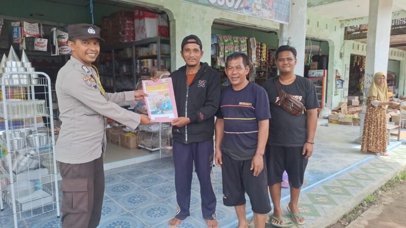 Foto: Personil Polsek Maliku melakukan Door to Door System, Menyampaikan Maklumat Kapolda Kalteng