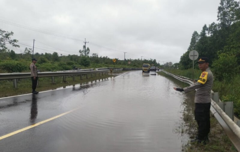 Foto: Cepat Tanggap, IPTU Rusman Pimpin Penanganan Genangan Air yang Ganggu Lalin di Jembatan Layang Penda Barania