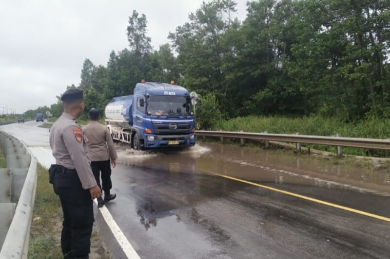 Foto: Gerak Cepat Polsek Kahayan, Tengah Tangani Genangan Air yang Ganggu Lalin di Penda Barania