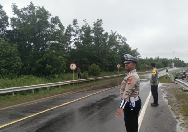 Foto: Respon Cepat! Polsek Kahayan Tengah Atur Lalin di Lokasi Genangan Air Usai Hujan Deras