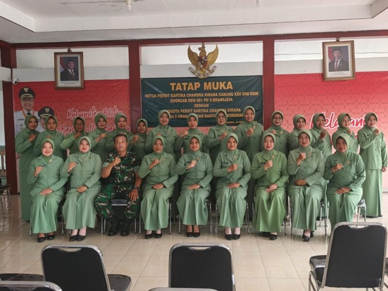 Foto: Pererat Tali Silaturahmi, Ketua Persit Kartika Chandra Kirana Cabang XXII Dim 0808 Kunjungi Ranting Jajaran