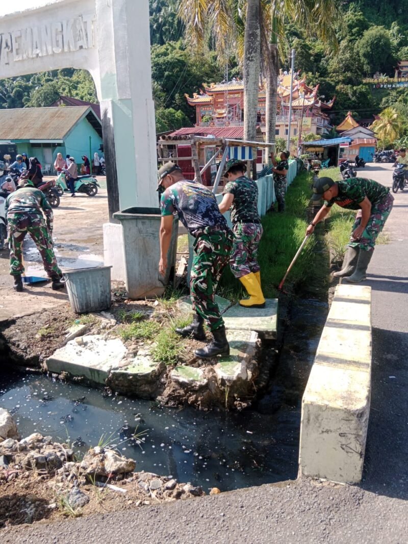 Anggota Koramil 05/Pemangkat Gelar Kegiatan Jumat Bersih di Halaman Makoramil