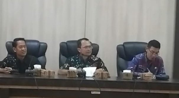 TargetNews.ID/Fauzi/foto/Para Kades-kades Di Kabupaten Tegal Audiensi Tentang Pemangkasan ADD Penolakan Keras Terhadap Pemkab Tegal