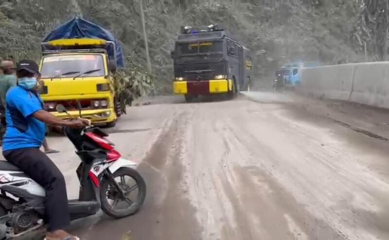 TargetNews.ID/Redaksi/Foto/Polres Lumajang Kerahkan Mobil AWC, Bersihkan Sisa Lumpur APG Semeru di Jembatan Besuk Koboan