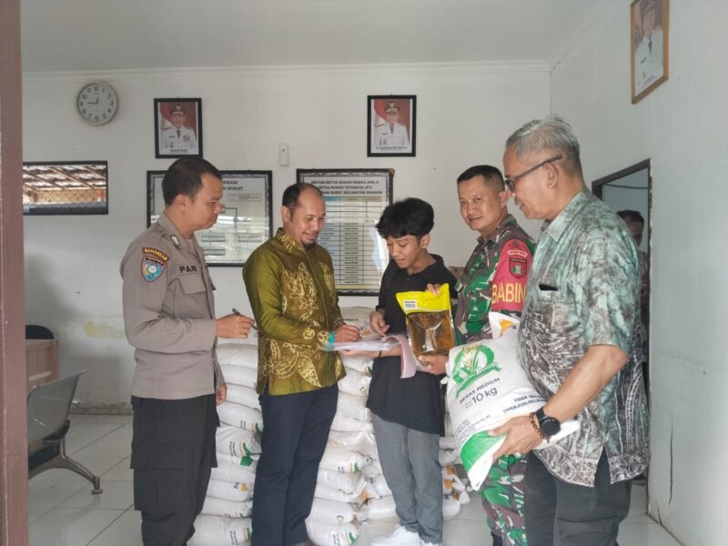 Babinsa Turun ke Lapangan, Penyaluran Bantuan Beras di HST Berjalan Lancar