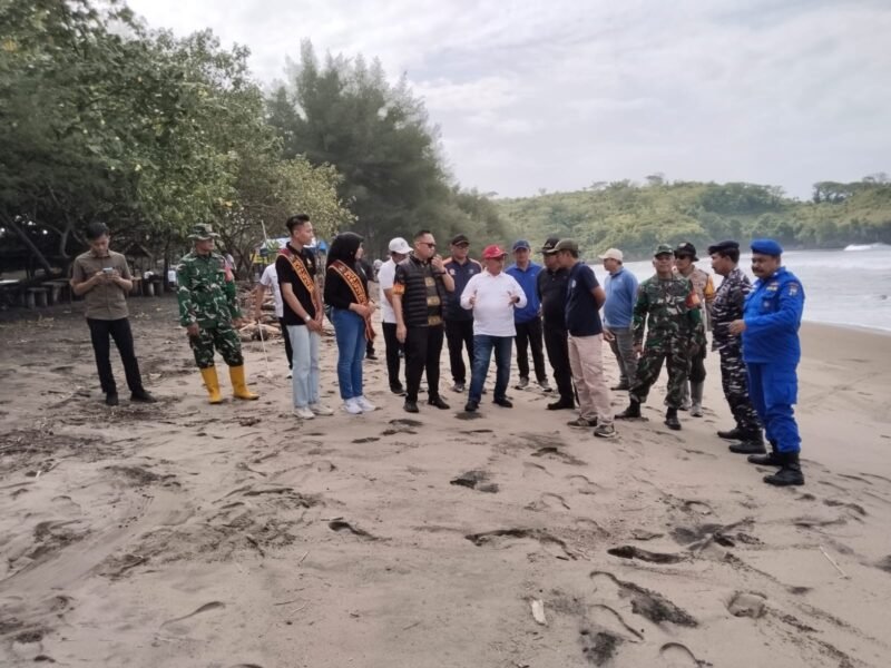 Dukung Pariwisata Lokal, Koramil 0808/17 Panggungrejo Berkontribusi Melalui Aksi Bersih-bersih Pantai Serang