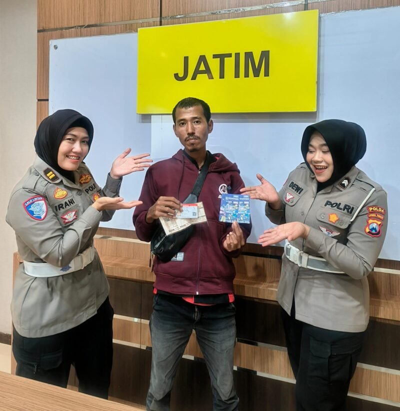 TargetNews.ID/Redaksi/Foto/Operasi Zebra Semeru, Ditlantas Polda Jatim Beri Reward Bagi Pengendara Tertib