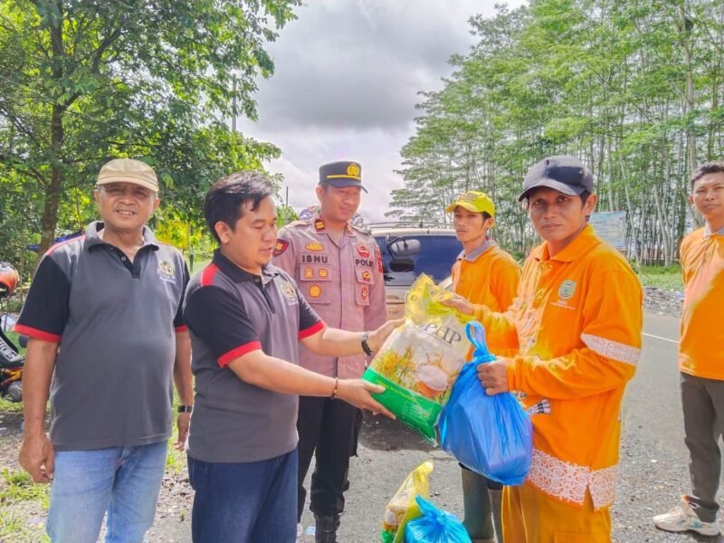 Bukan Hanya Berita dan Patroli! Polres Pulang Pisau–PWI Kompak Gelar ‘Jumat Berkah’, Sasar Pengurus Masjid hingga Tim Kebersihan