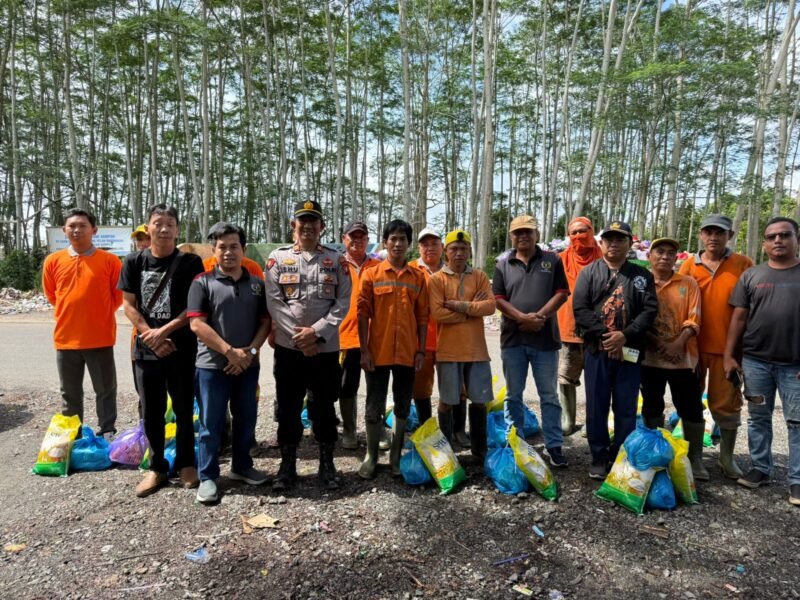 Aksi Kemanusiaan: Polres–PWI Pulang Pisau Kolaborasi Bagikan Bansos di Jumat Berkah