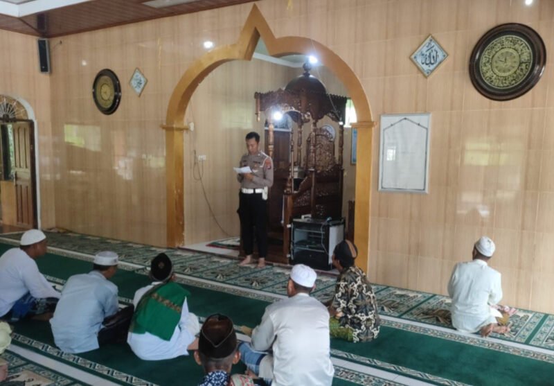 Polantas Polres Pulang Pisau Ajak Jamaah Tertib Lalu Lintas Lewat Safari Jumat Humanis