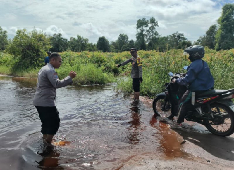 Aksi Humanis Polsek Kahayan Tengah: Bantu Pengendara Lewati Jalan Tergenang Air