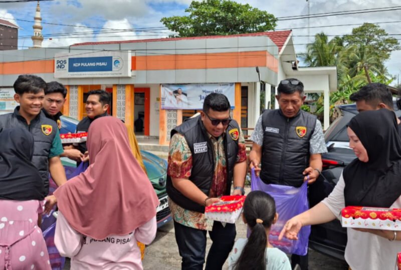 Jumat Berkah Satreskrim Polres Pulang Pisau: Bukan Sekadar Mengayomi, Polisi Juga Lakukan Aksi Nyata Berbagi dengan Warga