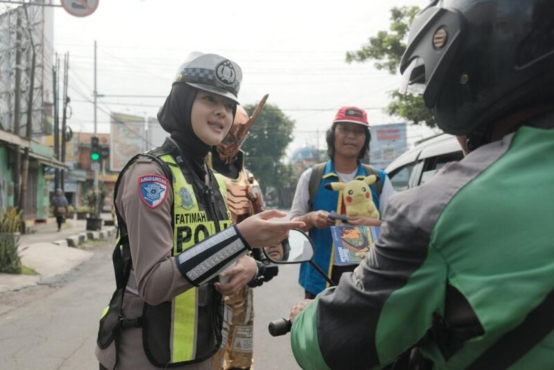 Kreatif, Sosialisasi Operasi Zebra Polres Malang Jadi Super Hero (foto: TargetNews.ID)