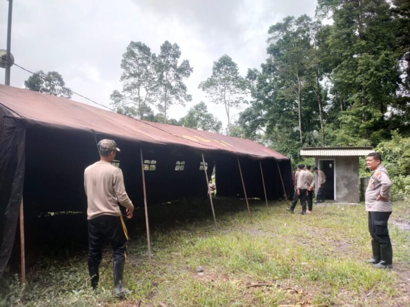 Polres Lumajang Dirikan Tenda Darurat Tanggap Bencana Erupsi Gunung Semeru (foto: TargetNews.ID)