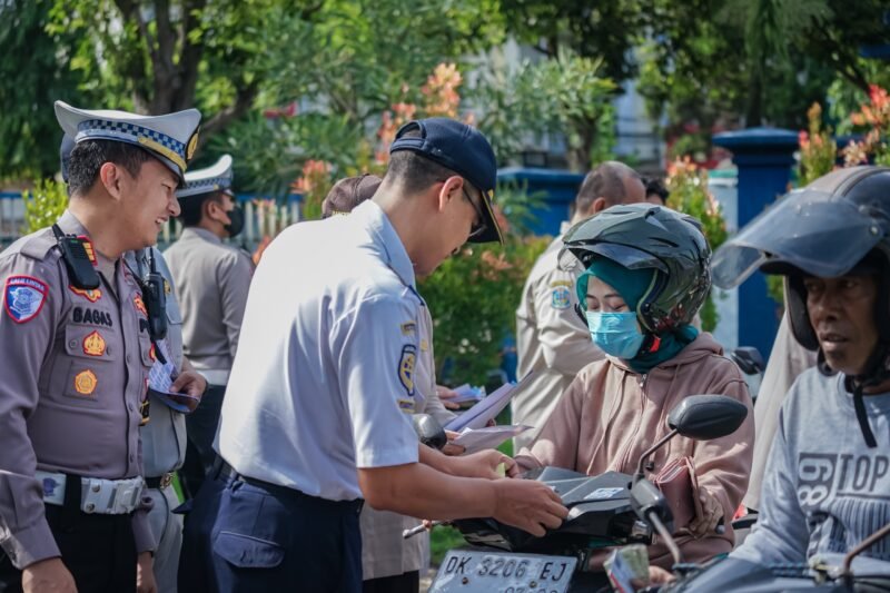 Operasi Zebra Semeru 2025, Polres Jember Fokus Wujudkan Kamseltibcarlantas (foto) TargetNews.ID