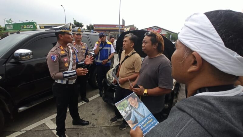 Polantas Menyapa : Operasi Zebra Semeru PJR Polda Jatim Beri Edukasi Tertib Lalin (foto) TargetNews.ID