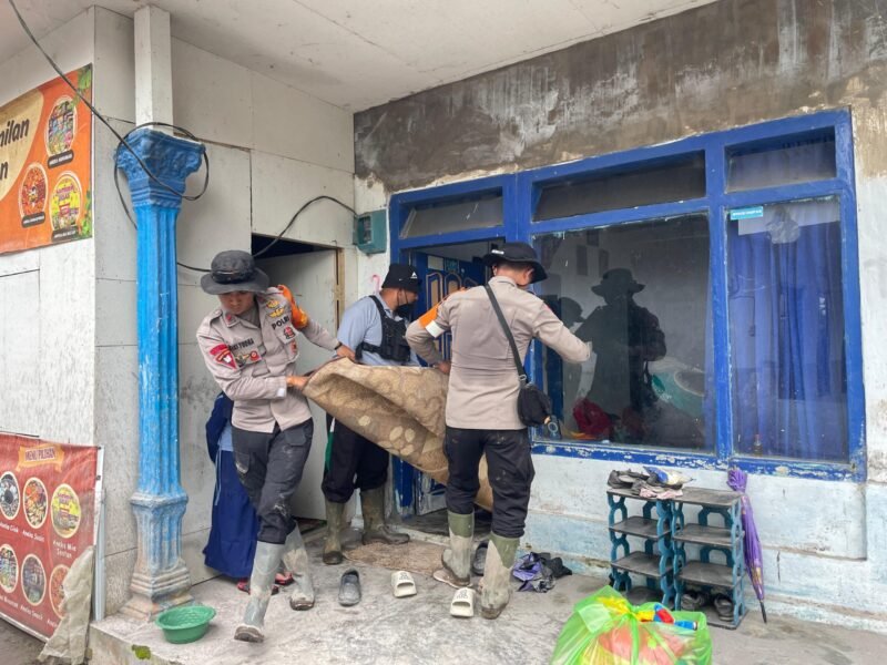 Satbrimob Polda Jawa Timur Perkuat Operasi Kemanusiaan Pasca Erupsi Semeru (foto) TargetNews.ID