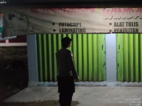 Personil Polsek Maliku Laksanakan Patroli Malam adengan Sasaran Pemukiman dan Pertokoan