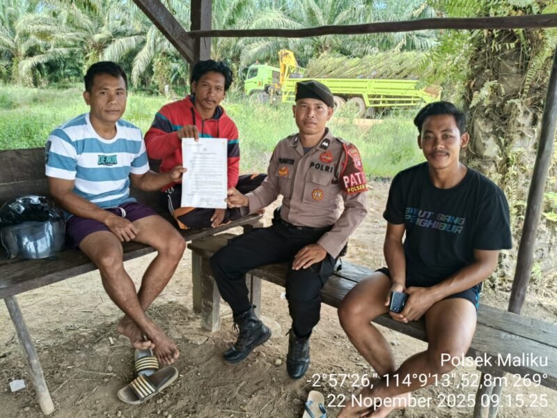 Personil Polsek Maliku melakukan Door to Door System, Menyampaikan Maklumat Kapolda Kalteng