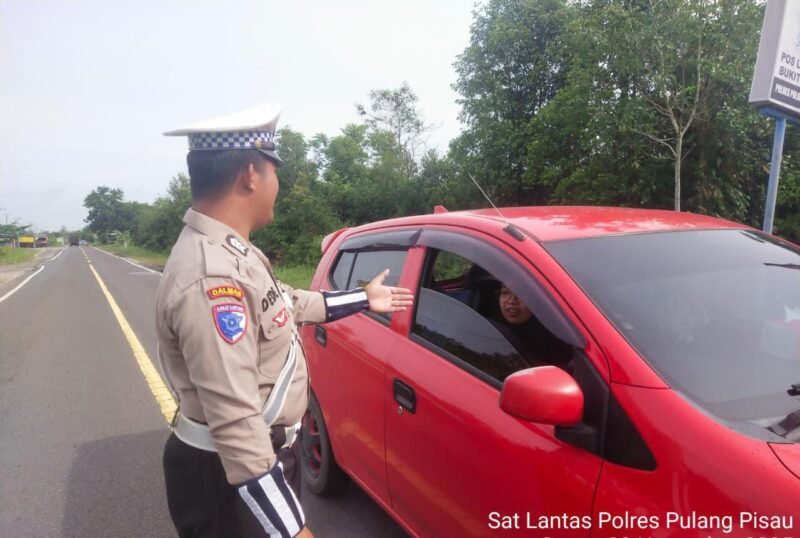 Satlantas Pulang Pisau Tegur Pengemudi Tanpa Sabuk Pengaman