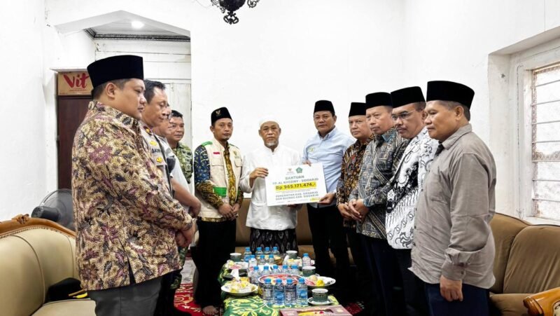 TargetNews.ID/Foto/Bupati Subandi Serahkan Donasi dari Para ASN ke Pesantren Al-Khoziny