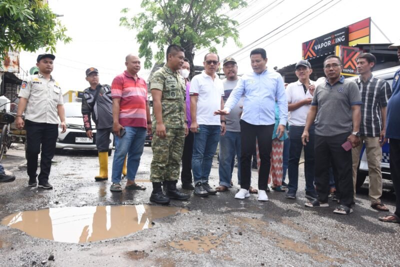 TargetNews.ID/Foto/Bupati Subandi Sidak Jalan Rusak di Bluru Kidul, Pastikan Betonisasi 1,6 Km Usai Lebaran 2026
