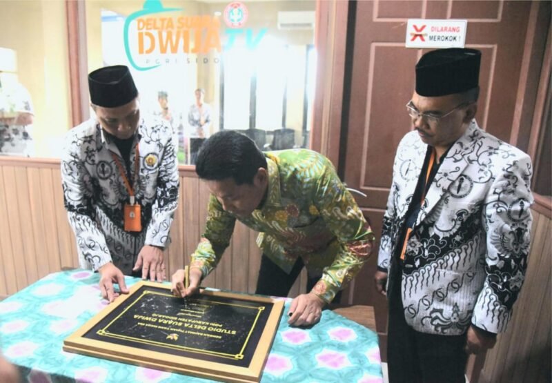 TargetNews.ID/Foto/Bupati H. Subandi Resmikan Podcast dan Studio Mini Milik PGRI Sidoarjo