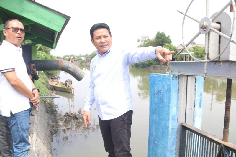 TargetNews.ID/Foto/Bupati Sidoarjo Subandi Sidak ke Sejumlah Lokasi Banjir di Kawasan Kota