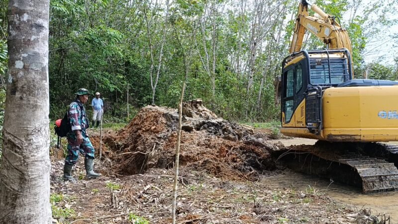 Babinsa Turun ke Lapangan, Pastikan Cetak Sawah di Wayau Berjalan Lancar